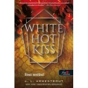 Jennifer L. Armentrout: White Hot Kiss - Perzselő csók - Komor elemek 1